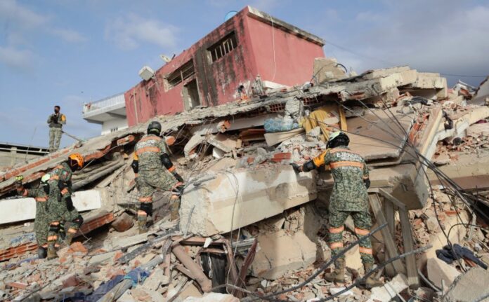 Soldados del Ejército Mexicano realizan labores de búsqueda y rescate entre los escombros de un edificio colapsado en La Guaira, Venezuela, tras el doble terremoto que afectó al país.