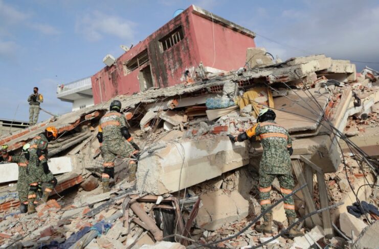 Venezuela enfrenta el terremoto con un país ya golpeado por años de bloqueo Soldados del Ejército Mexicano realizan labores de búsqueda y rescate entre los escombros de un edificio colapsado en La Guaira, Venezuela, tras el doble terremoto que afectó al país.