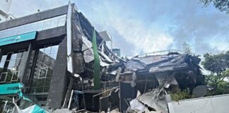 Terremoto pone a prueba la capacidad de respuesta de Venezuela Edificio parcialmente derrumbado con escombros en la calle tras un fuerte terremoto en Venezuela.