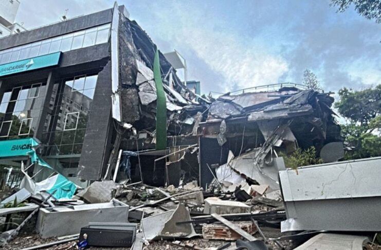 Terremoto pone a prueba la capacidad de respuesta de Venezuela Edificio parcialmente derrumbado con escombros en la calle tras un fuerte terremoto en Venezuela.