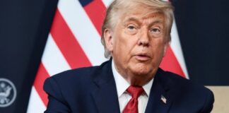 Las muertes estadounidenses reabren el debate sobre la guerra con Irán Donald Trump durante una declaración pública en un evento oficial, en medio del debate sobre la participación estadounidense en el conflicto con Irán.