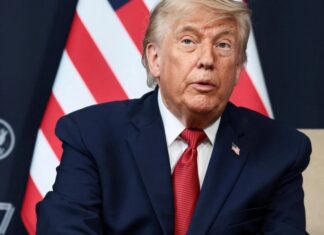 Las muertes estadounidenses reabren el debate sobre la guerra con Irán Donald Trump durante una declaración pública en un evento oficial, en medio del debate sobre la participación estadounidense en el conflicto con Irán.