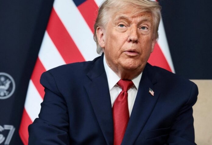 Trump e Irán Donald Trump durante una declaración pública en un evento oficial, en medio del debate sobre la participación estadounidense en el conflicto con Irán.