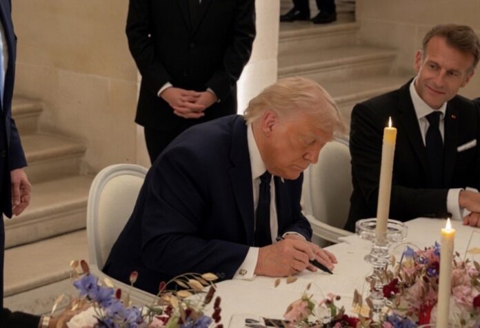 Trump firma paz con Irán Donald Trump firma el acuerdo de entendimiento entre Estados Unidos e Irán durante una cena oficial tras la cumbre del G-7.