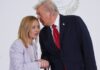 Trump desaparece la diplomacia: la convierte en espectáculo y pone en peligro al mundo Giorgia Meloni y Donald Trump estrechan las manos mientras conversan de cerca durante un evento internacional. La imagen muestra un momento de interacción directa entre ambos líderes en medio de una controversia pública por declaraciones sobre popularidad y soberanía nacional.