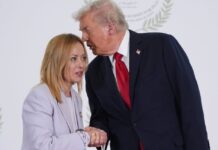 Trump desaparece la diplomacia: la convierte en espectáculo y pone en peligro al mundo Giorgia Meloni y Donald Trump estrechan las manos mientras conversan de cerca durante un evento internacional. La imagen muestra un momento de interacción directa entre ambos líderes en medio de una controversia pública por declaraciones sobre popularidad y soberanía nacional.