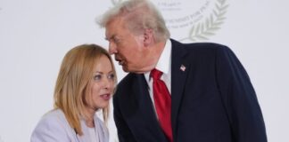 Trump desaparece la diplomacia, la convierte en espectáculo y pone el peligro al mundo Giorgia Meloni y Donald Trump estrechan las manos mientras conversan de cerca durante un evento internacional. La imagen muestra un momento de interacción directa entre ambos líderes en medio de una controversia pública por declaraciones sobre popularidad y soberanía nacional.