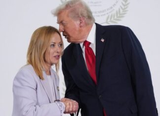 Trump desaparece la diplomacia, la convierte en espectáculo y pone el peligro al mundo Giorgia Meloni y Donald Trump estrechan las manos mientras conversan de cerca durante un evento internacional. La imagen muestra un momento de interacción directa entre ambos líderes en medio de una controversia pública por declaraciones sobre popularidad y soberanía nacional.