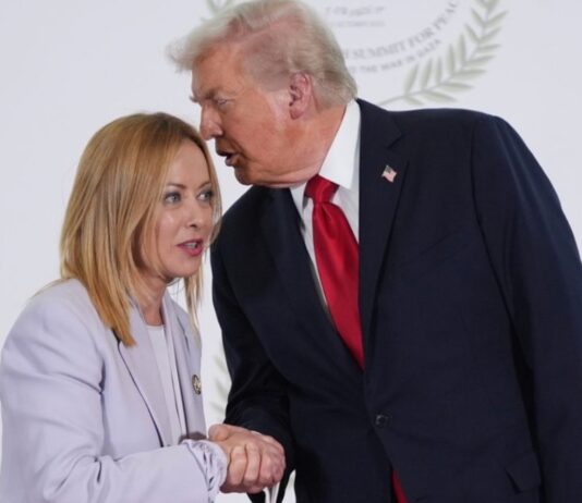 Trump desaparece la diplomacia, la convierte en espectáculo y pone el peligro al mundo Giorgia Meloni y Donald Trump estrechan las manos mientras conversan de cerca durante un evento internacional. La imagen muestra un momento de interacción directa entre ambos líderes en medio de una controversia pública por declaraciones sobre popularidad y soberanía nacional.