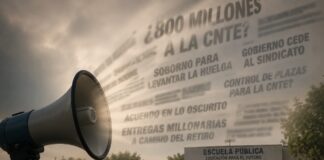 De las plazas a los 800 millones: las narrativas que buscan desgastar a la Cuarta Transformación Megáfono en primer plano proyectando titulares difusos relacionados con polémicas políticas, mientras al fondo se observa una escuela pública mexicana y varios niños entrando a clases. La escena representa el contraste entre el ruido mediático y la realidad educativa