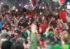 La alegría también necesita prudencia Multitud de aficionados mexicanos celebrando con banderas, luces y teléfonos durante festejos futboleros.