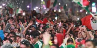 La alegría también necesita prudencia Multitud de aficionados mexicanos celebrando con banderas, luces y teléfonos durante festejos futboleros.