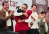 Zacatecas será el primer estado con becas desde primaria hasta universidad La presidenta Claudia Sheinbaum abraza a una estudiante durante un evento de entrega de becas en Zacatecas, acompañada por autoridades federales y estatales.