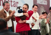 Zacatecas será el primer estado con becas desde primaria hasta universidad La presidenta Claudia Sheinbaum abraza a una estudiante durante un evento de entrega de becas en Zacatecas, acompañada por autoridades federales y estatales.