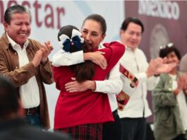Zacatecas será el primer estado con becas desde primaria hasta universidad La presidenta Claudia Sheinbaum abraza a una estudiante durante un evento de entrega de becas en Zacatecas, acompañada por autoridades federales y estatales.
