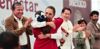 Zacatecas será el primer estado con becas desde primaria hasta universidad La presidenta Claudia Sheinbaum abraza a una estudiante durante un evento de entrega de becas en Zacatecas, acompañada por autoridades federales y estatales.