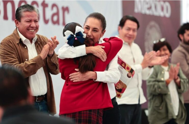 Zacatecas será el primer estado con becas desde primaria hasta universidad La presidenta Claudia Sheinbaum abraza a una estudiante durante un evento de entrega de becas en Zacatecas, acompañada por autoridades federales y estatales.