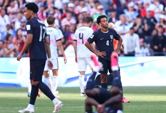 Bélgica vence a Estados Unidos Jugadores de Estados Unidos permanecen cabizbajos al finalizar el partido en el que Bélgica los derrotó 4-1 en los octavos de final del Mundial 2026.