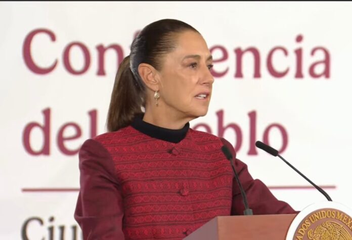 La presidenta Claudia Sheinbaum participa en su conferencia matutina, donde anunció el inicio de un proceso de debate sobre la regulación de las redes sociales y la inteligencia artificial en México.