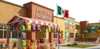 La escuela también educa cuando cuida la alimentación Puesto de venta de comida chatarra instalado frente a una escuela primaria mexicana, con frituras, dulces y bebidas ultraprocesadas.
