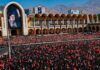 Millones de iraníes despiden a Alí Jamenei en una de las mayores ceremonias públicas de la historia reciente del país Multitud reunida en Teherán frente a un gran retrato de Alí Jamenei, con banderas iraníes durante una ceremonia pública de despedida.