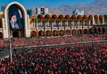 Millones de iraníes despiden a Alí Jamenei en una de las mayores ceremonias públicas de la historia reciente del país Multitud reunida en Teherán frente a un gran retrato de Alí Jamenei, con banderas iraníes durante una ceremonia pública de despedida.