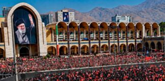 Millones de iraníes despiden a Alí Jamenei en una de las mayores ceremonias públicas de la historia reciente del país Multitud reunida en Teherán frente a un gran retrato de Alí Jamenei, con banderas iraníes durante una ceremonia pública de despedida.