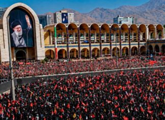 Millones de iraníes despiden a Alí Jamenei en una de las mayores ceremonias públicas de la historia reciente del país Multitud reunida en Teherán frente a un gran retrato de Alí Jamenei, con banderas iraníes durante una ceremonia pública de despedida.