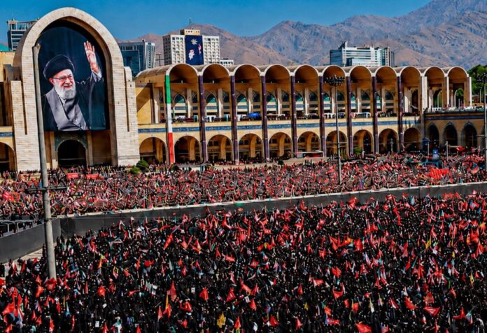 Despiden a Ali Jamenei Multitud reunida en Teherán frente a un gran retrato de Alí Jamenei, con banderas iraníes durante una ceremonia pública de despedida.