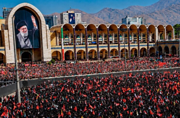 Millones de iraníes despiden a Alí Jamenei en una de las mayores ceremonias públicas de la historia reciente del país Multitud reunida en Teherán frente a un gran retrato de Alí Jamenei, con banderas iraníes durante una ceremonia pública de despedida.