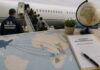 Estados Unidos consolida las deportaciones de migrantes hacia terceros países africanos Mapa de África junto a un documento de cooperación migratoria y un avión con personas abordando, como representación conceptual de la política de deportaciones de Estados Unidos hacia terceros países africanos.