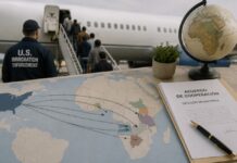 Estados Unidos consolida las deportaciones de migrantes hacia terceros países africanos Mapa de África junto a un documento de cooperación migratoria y un avión con personas abordando, como representación conceptual de la política de deportaciones de Estados Unidos hacia terceros países africanos.