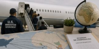 Estados Unidos consolida las deportaciones de migrantes hacia terceros países africanos Mapa de África junto a un documento de cooperación migratoria y un avión con personas abordando, como representación conceptual de la política de deportaciones de Estados Unidos hacia terceros países africanos.