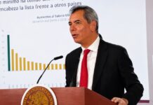 Hacienda destaca fortaleza de la economía mexicana con inversión récord, empleo sólido e inflación a la baja El secretario de Hacienda, Edgar Amador, expone indicadores económicos durante la conferencia matutina en Palacio Nacional.