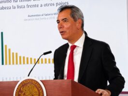 Hacienda destaca fortaleza de la economía mexicana con inversión récord, empleo sólido e inflación a la baja El secretario de Hacienda, Edgar Amador, expone indicadores económicos durante la conferencia matutina en Palacio Nacional.