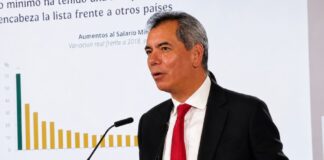Hacienda destaca fortaleza de la economía mexicana con inversión récord, empleo sólido e inflación a la baja El secretario de Hacienda, Edgar Amador, expone indicadores económicos durante la conferencia matutina en Palacio Nacional.