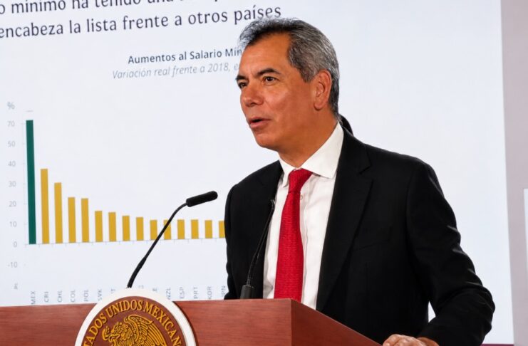 Hacienda destaca fortaleza de la economía mexicana con inversión récord, empleo sólido e inflación a la baja El secretario de Hacienda, Edgar Amador, expone indicadores económicos durante la conferencia matutina en Palacio Nacional.