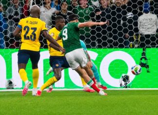 México convence: disciplina, inteligencia y pasión para eliminar a Ecuador Raúl Jiménez dispara al arco y anota el segundo gol de México frente a Ecuador durante el partido de octavos de clasificación del Mundial 2026.