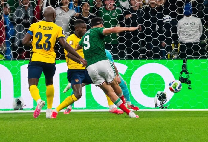 Gol de Raúl Jiménez ante Ecuador Raúl Jiménez dispara al arco y anota el segundo gol de México frente a Ecuador durante el partido de octavos de clasificación del Mundial 2026.