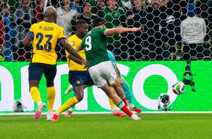 México convence: disciplina, inteligencia y pasión para eliminar a Ecuador Raúl Jiménez dispara al arco y anota el segundo gol de México frente a Ecuador durante el partido de octavos de clasificación del Mundial 2026.