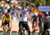 Isaac del Toro hace historia al conquistar una etapa del Tour de Francia y vuelve a ilusionar al deporte mexicano Isaac del Toro cruza la meta con los brazos sobre el casco para celebrar su victoria en la segunda etapa del Tour de Francia 2026, mientras otros ciclistas llegan detrás de él.
