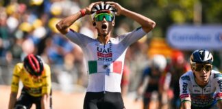 Isaac del Toro hace historia al conquistar una etapa del Tour de Francia y vuelve a ilusionar al deporte mexicano Isaac del Toro cruza la meta con los brazos sobre el casco para celebrar su victoria en la segunda etapa del Tour de Francia 2026, mientras otros ciclistas llegan detrás de él.