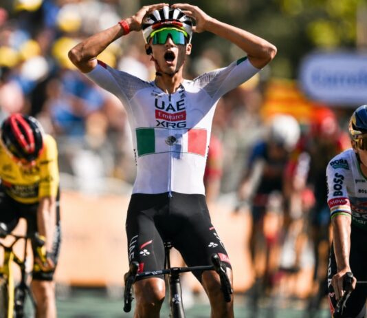 Isaac del Toro hace historia al conquistar una etapa del Tour de Francia y vuelve a ilusionar al deporte mexicano Isaac del Toro cruza la meta con los brazos sobre el casco para celebrar su victoria en la segunda etapa del Tour de Francia 2026, mientras otros ciclistas llegan detrás de él.