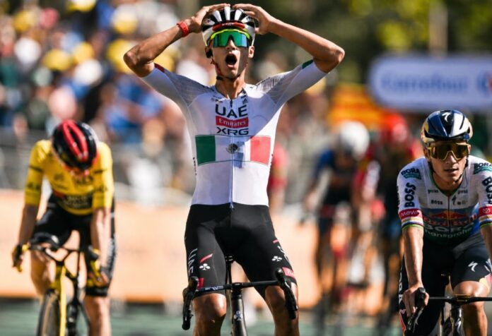 Isaac del Toro hace historia Isaac del Toro cruza la meta con los brazos sobre el casco para celebrar su victoria en la segunda etapa del Tour de Francia 2026, mientras otros ciclistas llegan detrás de él.