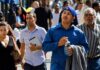 Los latinos tardan tres generaciones para sentirse típicamente estadounidenses Personas de origen hispano caminan por una calle de Estados Unidos, imagen que ilustra la diversidad de generaciones y experiencias de la comunidad latina.