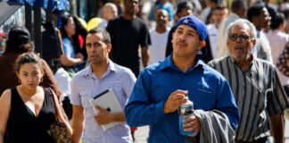 Los latinos tardan tres generaciones para sentirse típicamente estadounidenses Personas de origen hispano caminan por una calle de Estados Unidos, imagen que ilustra la diversidad de generaciones y experiencias de la comunidad latina.