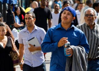 Los latinos tardan tres generaciones para sentirse típicamente estadounidenses Personas de origen hispano caminan por una calle de Estados Unidos, imagen que ilustra la diversidad de generaciones y experiencias de la comunidad latina.