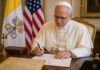 León XIV propone mirar la independencia desde la dignidad humana y el bien común El Papa León XIV firma una carta en el Vaticano con las banderas del Vaticano y Estados Unidos al fondo, con motivo del 250.º aniversario de la independencia estadounidense.