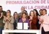 Ciudad de México pone en marcha su Sistema de Cuidados con una nueva ley para que cuidar deje de ser una carga de las familias Clara Brugada sostiene el decreto de la Ley del Sistema de Cuidados durante su promulgación, acompañada por integrantes del gobierno y organizaciones civiles en la Ciudad de México.