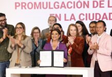 Ciudad de México pone en marcha su Sistema de Cuidados con una nueva ley para que cuidar deje de ser una carga de las familias Clara Brugada sostiene el decreto de la Ley del Sistema de Cuidados durante su promulgación, acompañada por integrantes del gobierno y organizaciones civiles en la Ciudad de México.